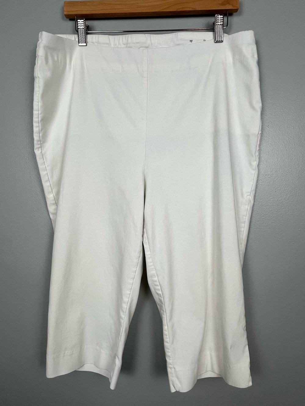 Chico’s white slimming pullon cotton spandex capri pants, size US 14.